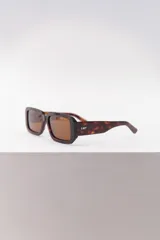 Lentes de sol negros con marco rectangular grueso y logo LMT en la patilla.