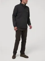 Buzo polar de hombre con medio cierre frontal y cuello alto con aplicación de gamuza. Presenta un tejido con textura de espiga en color gris oscuro y el parche bordado del pato característico de la marca en el pecho.