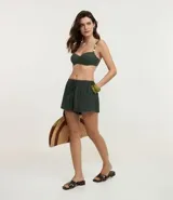 Short de playa color verde oscuro, de viscosa, con lazo ajustable en la cintura y bolsillos laterales.