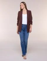 Blazer de crep color bordó de la marca BBJ, con cuello solapa, bolsillos delanteros y mangas tres cuartos con frunce.