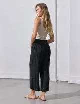 Pantalón palazzo de gasa bambula color beige, marca Nanette. Tiene pretina ancha con elástico en la parte trasera, pierna ancha y short interno.