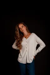 Blusa de morley elastizado color blanco, con escote en V y botones dorados.