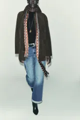 Pañuelo largo de satén con estampado de lunares grandes en color marrón y crema, con bordes decorados con una franja de lunares más pequeños y líneas a contraste.