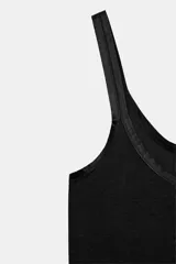Musculosa de punto rib color gris oscuro, de corte slim fit con escote redondo y tirantes finos.