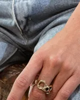 Anillo de bronce con diseño orgánico y aberturas irregulares.