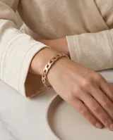 Esclava de acero con baño de oro rosa, con diseño de eslabones tipo cadena gruesa.