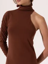 Vestido midi negro de algodón pima orgánico elastizado, con cuello alto, una manga larga fruncida y hombro descubierto.