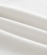 Campera deportiva de corte regular confeccionada en modal, con cierre frontal por cremallera, capucha con cordón ajustable, mangas largas con puños elásticos y bolsillos laterales.