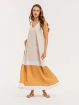 Vestido largo color blanco con franjas horizontales en amarillo y beige, de lino, con escote en V y bolsillos laterales.
