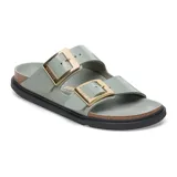 Sandalias Birkenstock Arizona Droplet Buckle color verde salvia, con dos correas ajustables con hebillas doradas y suela de goma negra.