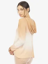 Hoodie de tejido color durazno con degradé a blanco, con capucha y mangas largas con puño ajustado.