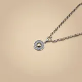 Collar de cadena de eslabones de plata con detalles en oro, que incluye un dije circular con diseño de greca griega y centro esférico en oro.