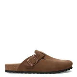 Zueco cerrado tipo sandalia, color taupe, con capellada de gamuza y una hebilla ajustable de metal color cobre. Presenta una plantilla anatómica de corcho y suela de goma negra.