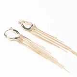 Par de caravanas tipo argolla con diseño de flecos largos compuestos por múltiples cadenas finas colgantes en tono dorado.