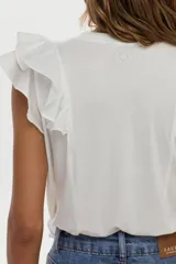 Blusa blanca vaporosa con volados en los hombros y cuello redondo.
