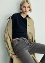 Jeans Sienna de tiro medio y corte flare con diseño crop, estilo vaquero en color gris, con cinco bolsillos, trabillas para cinto y cierre delantero de cremallera y botón.