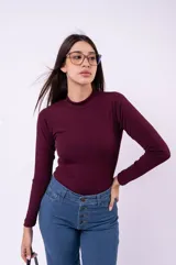 Body de manga larga en color marrón, confeccionado en tejido acanalado con cuello alto. Presenta un ajuste al cuerpo y cierre inferior.