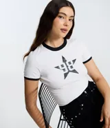 Remera de algodón color blanco con cuello y bordes de mangas en color negro. Presenta una estampa frontal central con el número 98 dentro de una estrella con efecto desgastado.