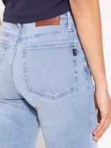 Jean cropped de tiro medio confeccionado en denim de algodón sutilmente elastizado, de botamangas semi-oxford.