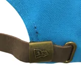 Gorro New Era 9FIFTY Under Scape turquesa con logo de los New York Yankees bordado en verde flúor.