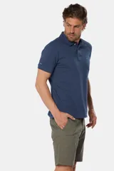 Bermuda clásica color verde militar con cintura elastizada, bolsillos laterales y traseros.