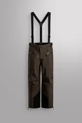 Pantalón deportivo de esquí en color marrón, confeccionado en tejido técnico impermeable de tres capas. Cuenta con tirantes elásticos regulables, cintura ajustable, bolsillos frontales con cremalleras termoselladas y refuerzos en la parte inferior de las perneras. Incluye sistema de rescate RECCO y forro interior polar.