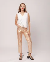 Musculosa blanca de lino con escote en V y detalle drapeado en el centro.