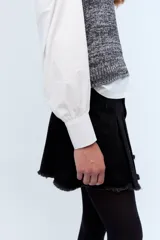 Chaleco de tejido de punto color crudo, con cuello a la base y lurex.