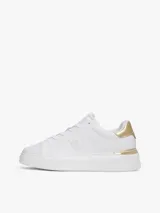 Zapatillas de plataforma Tommy Hilfiger, color blanco, con detalles metálicos dorados en el talón y monograma TH grabado en el lateral. Diseño de corte bajo con cierre de cordones.