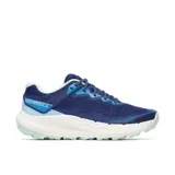 Championes de trail running Merrell modelo Nova 4, color azul con detalles en celeste y entresuela blanca. Presentan parte superior de malla transpirable con refuerzos de TPU, sistema de cordones y suela de goma resistente con tacos para mayor tracción.