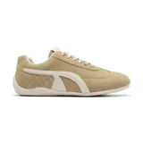 Championes deportivos color beige con detalles en blanco.
