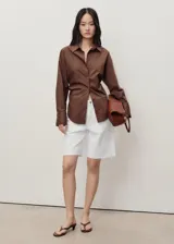 Short de jean de tiro medio con diseño recto, cinco bolsillos y bajo deshilachado.