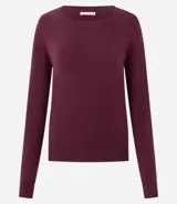 Suéter de punto color marrón chocolate, con cuello redondo y mangas largas con puños acanalados. Presenta un diseño básico y versátil de corte recto.