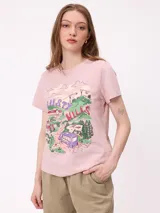 Remera de algodón con calce holgado, color rosado, con estampa frontal ilustrada de un paisaje montañoso con un vehículo y el texto 'Rusty Hills'.