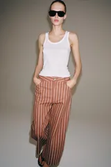 Jeans Zara Woman Collection de tiro alto y corte tapered, con diseño de rayas verticales a contraste en color marrón y beige. Presenta cinco bolsillos, trabillas para cinto y cierre frontal con cremallera y botón.
