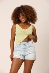 Short de jean celeste con licra, tiro alto y ruedo desflecado.