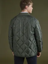 Campera acolchada verde militar con cuello mao, cierre frontal con botones a presión y bolsillos laterales.