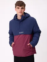 Campera tipo canguro con capucha, diseño color block en azul marino y bordó. Cuenta con cierre frontal parcial, bolsillos laterales y logo de la marca bordado en el pecho.