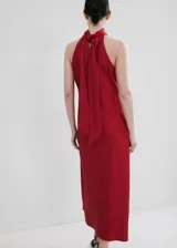 Vestido midi color rojo burdeos, con diseño recto, cuello halter y sin mangas, confeccionado en poliéster.
