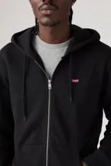 Buzo hoodie negro con cierre frontal, bolsillos laterales y logo de Levi's bordado en el pecho.