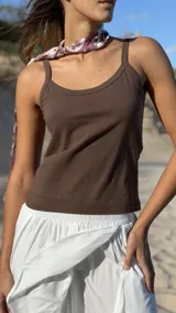 Musculosa blanca de algodón con breteles finos y corte recto.
