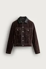 Cazadora marrón de pana con cuello camisero de cuero sintético negro a contraste, cierre frontal con botones a presión dorados y bolsillos con solapa en el pecho.