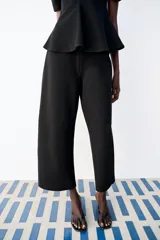 Pantalón de tiro medio y corte ancho, confeccionado en hilatura de algodón, con cintura elástica.