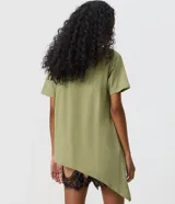 Remera verde militar de algodón, de corte largo y diseño asimétrico. Presenta mangas cortas, cuello redondo y una estampa frontal con un paisaje tropical, flores y las inscripciones "Sunshine" y "Having a Good Time".