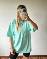 Remerón de manga corta, cuello redondo y calce oversize, color verde agua.