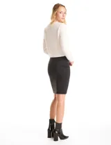 Falda recta de corte clásico y diseño minimalista, confeccionada en tejido elastizado con pretina ancha para un ajuste cómodo.