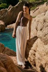 Traje de baño enterizo color chocolate, con escote asimétrico y bretel ancho.