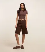 Blusa cropped de manga corta y cuello redondo, confeccionada en tejido rib acanalado de color marrón oscuro.