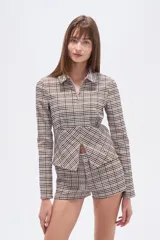 Camisa de viscosa a cuadros en tonos beige, marrón y blanco, con cuello camisero, cierre frontal y corte ajustado al cuerpo.