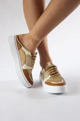 Mule de cuero vacuno y yute color marrón, con cordones y plataforma de goma blanca.